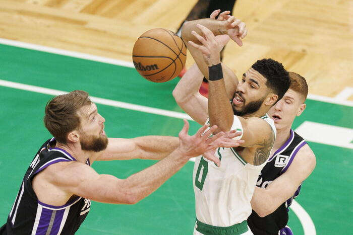 Nba: Boston dà una lezione a Golden State