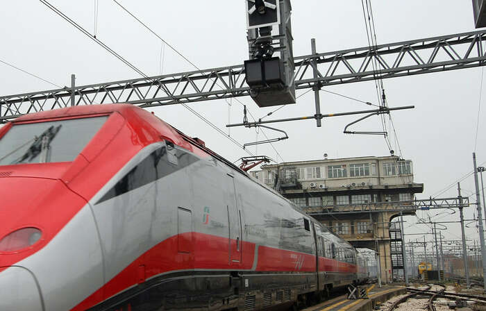 Che cos'è un pantografo e perché è cruciale per i treni