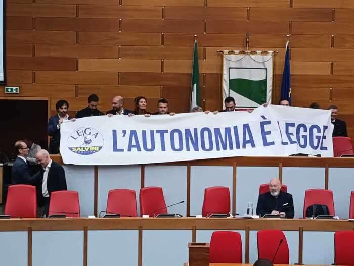 Autonomia:striscione della Lega in consiglio E-R, seduta sospesa