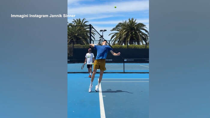 Australian Open, Sinner si allena dopo i malori: il video sui social