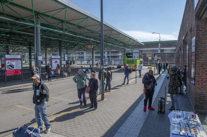 A Milano autisti bus pagati per traffico migranti, 7 misure