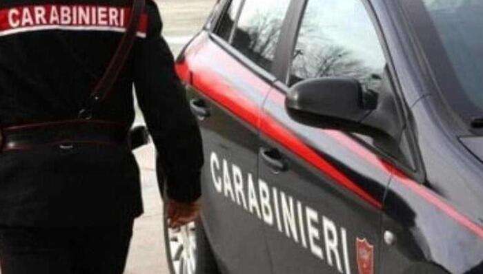 Accoltella i genitori e tenta il suicidio nel Maceratese