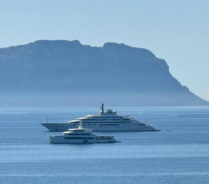Jeff Bezos e Bill Gates in Sardegna coi loro mega yacht