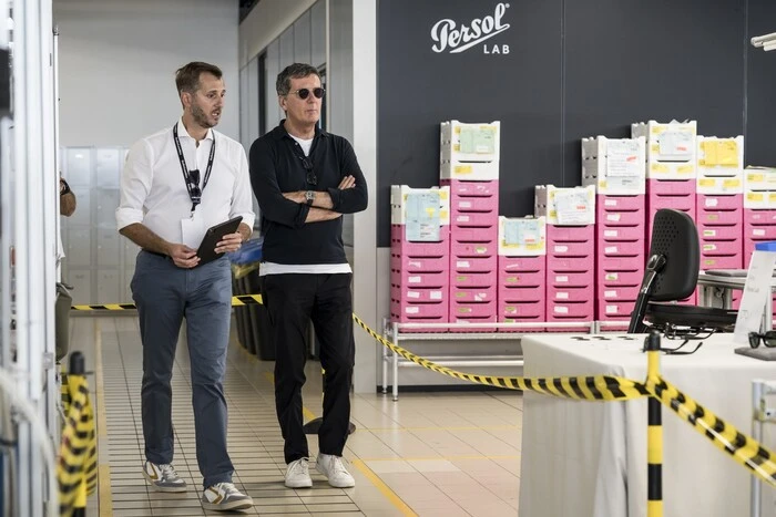 EssilorLuxottica, festa nella casa degli occhiali Persol