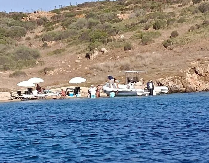 Sbarcano su isola protetta a Maddalena con tavoli e ombrelloni