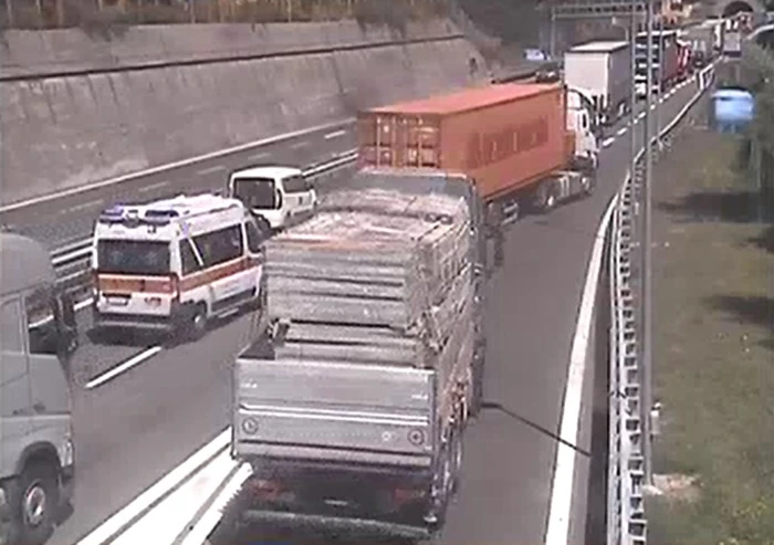 Pullman a fuoco in A12, oltre 12 km di coda nel nodo genovese