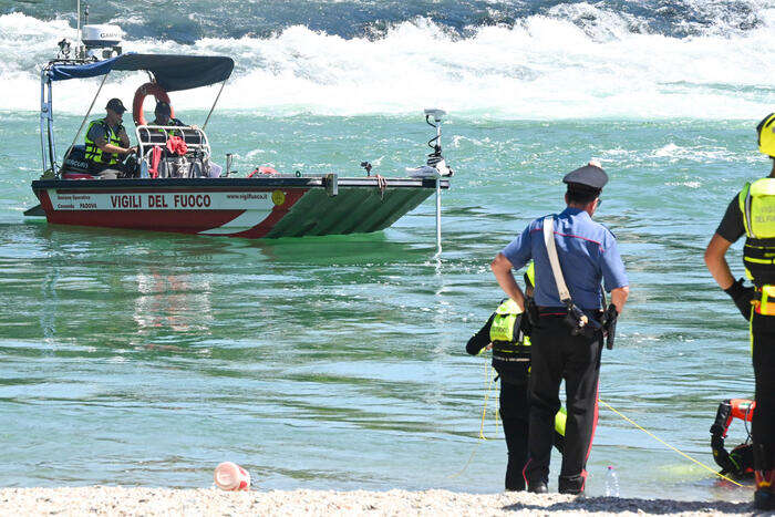 Imbarcazione affondata, un disperso alla foce del Po