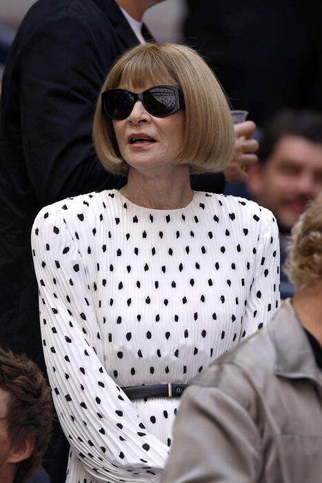 Anna Wintour riceve onorificenza da re Carlo a Buckingham Palace