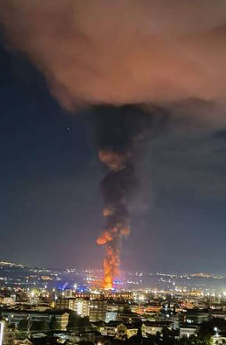 Incendio fabbrica Chieti: Protezione civile, restate in casa