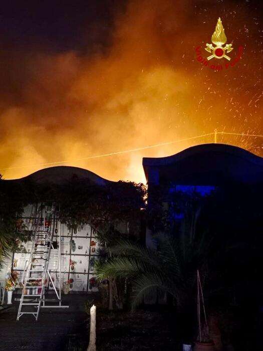 Vasto incendio in periferia Catania, fiamme minacciano cimitero