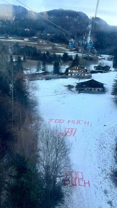 Scritte sulla neve contro il turismo di massa all'Alpe di Siusi