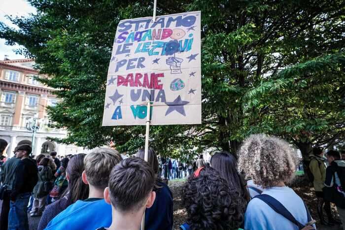 A Torino tornano in piazza i Fridays for Future, un migliaio