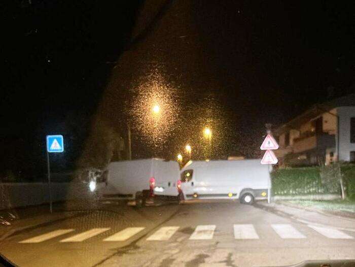 Colpo a azienda scarpe Fucecchio, chiodi per bloccare strade