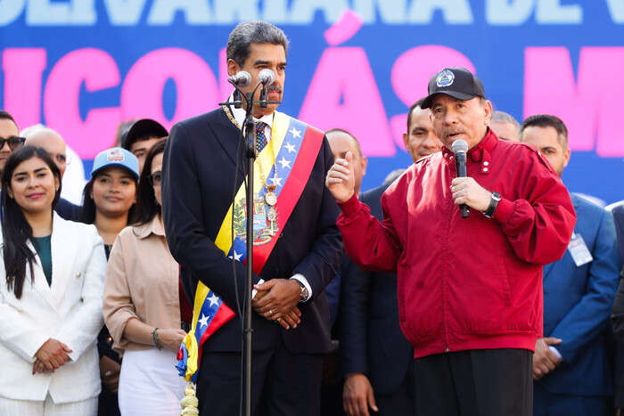 Maduro, 'difenderemo il diritto alla pace anche con le armi'