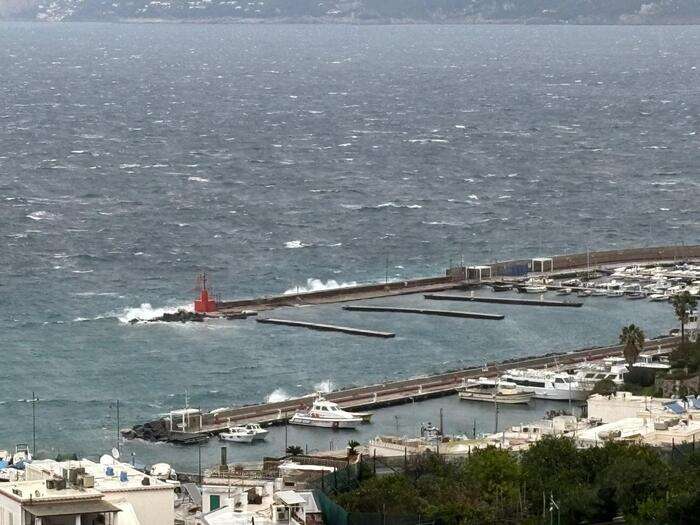 Maltempo: tempesta di mare blocca le navi, Capri è isolata