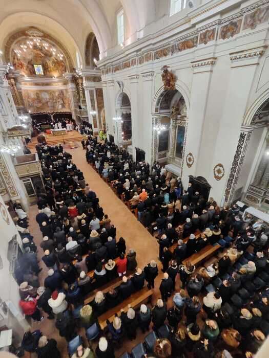 Tutta Fabriano ai funerali di Lucia Manfredi e Diego Duca