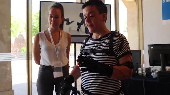 Muovere un robot a distanza attraverso una tuta sensorizzata
