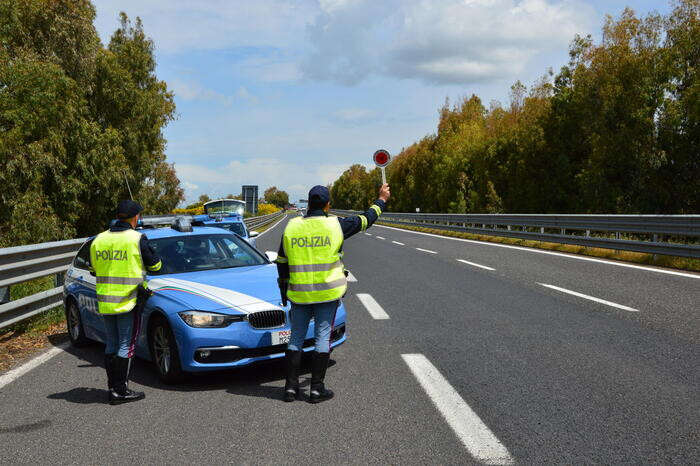 Polstrada arresta due persone per furto 500 litri di carburante