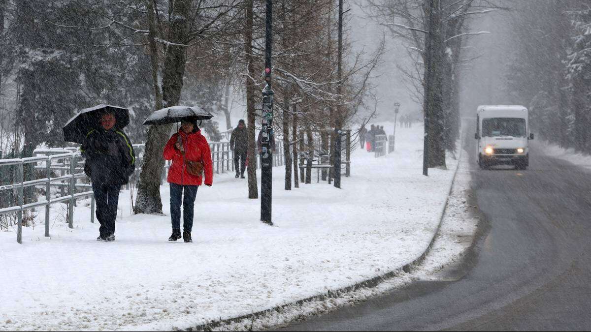 IMGW sypie alertami. Silny wiatr i śnieg to nie wszystko