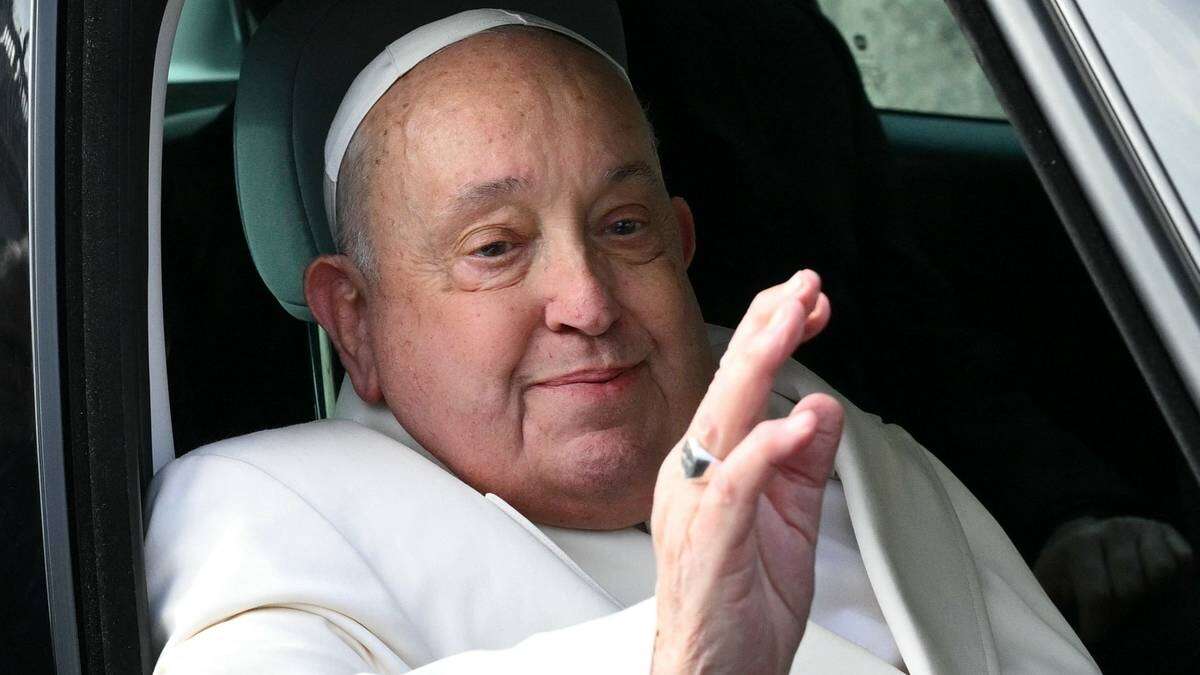 Pierwsze takie zdjęcie. Papież Franciszek w szpitalnej kaplicy