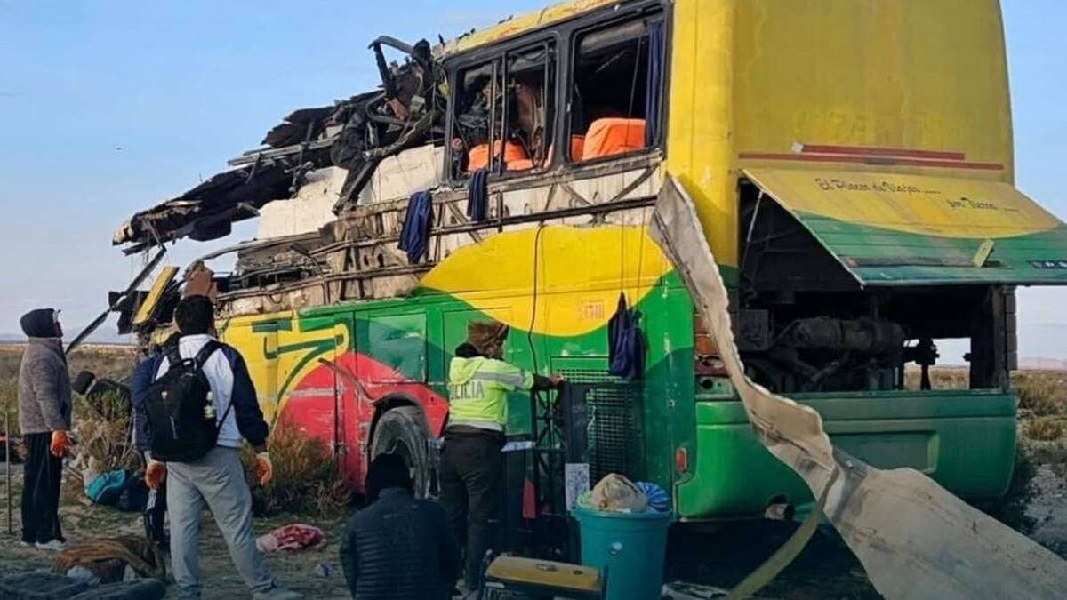 Autobus nagle zjechał na przeciwległy pas. Kilkadziesiąt ofiar