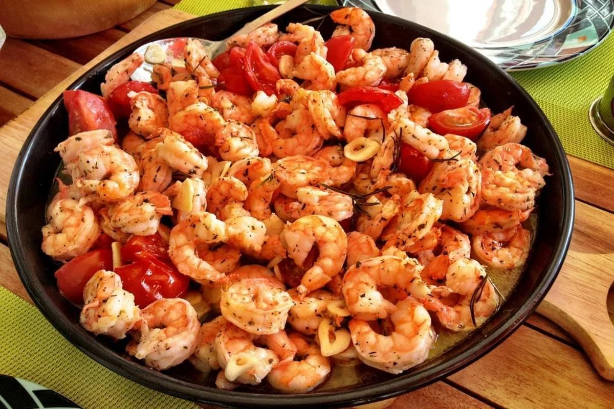 Deliciosa: faça a receita da caldeirada de camarões e arrase no almoço