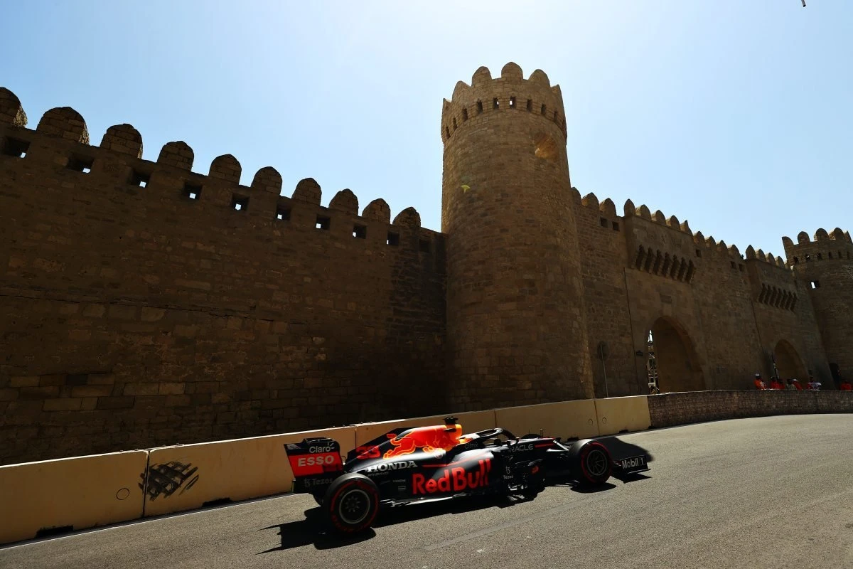 O jogo virou? Mercedes tenta recuperar favoritismo contra Red Bull em Baku