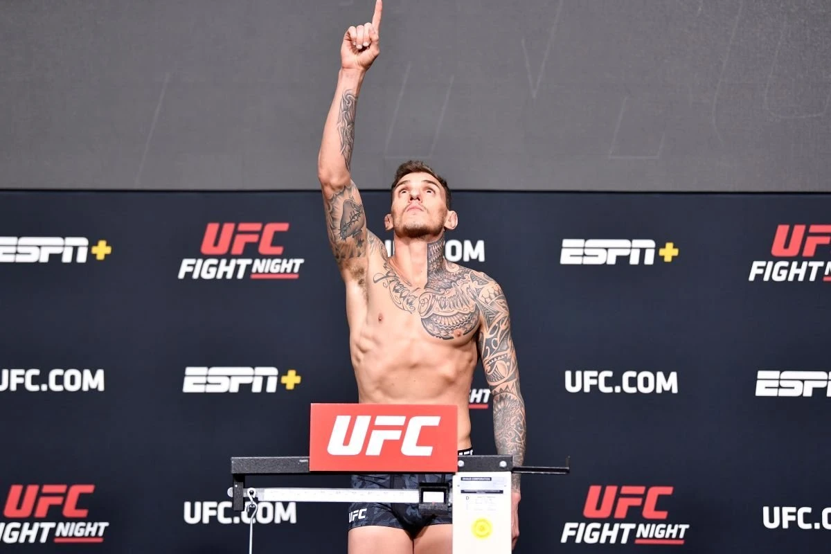 Do direito ao MMA: Renato Moicano busca vitória nos leves do UFC