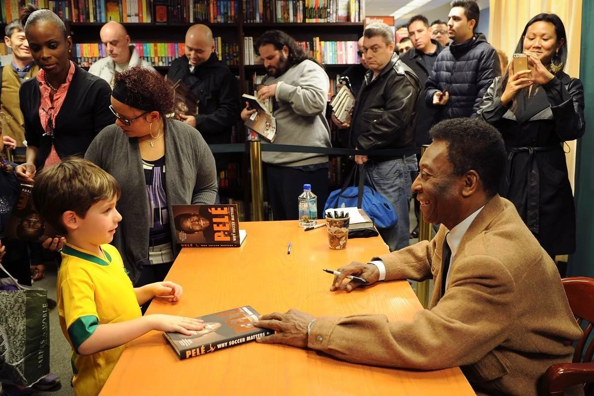 Para entender Pelé: confira livros e documentários sobre o Rei do Futebol