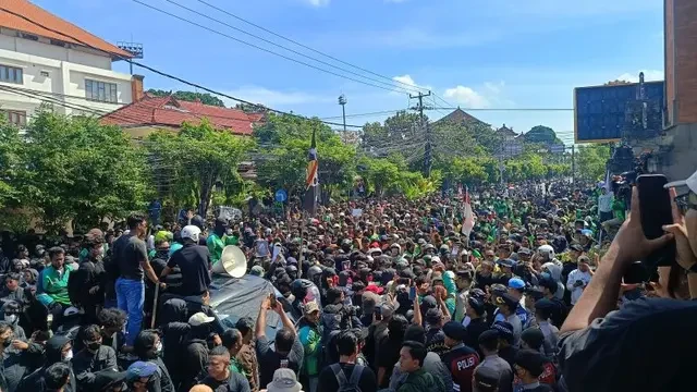 8 Polisi dan 2 Demonstran Terluka Saat Demo Ricuh di Kantor DPRD Denpasar dan Polda Bali