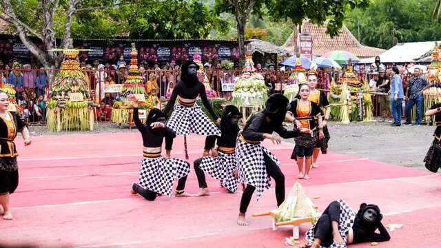 Rewandha Bojana, Cara Unik Warga Cikakak di Banyumas Hidup Berdampingan dengan Kera Ekor P...