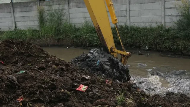 Atasi Banjir, Pemkab Bandung Mulai Normalisasi Aliran Sungai Cidawolong