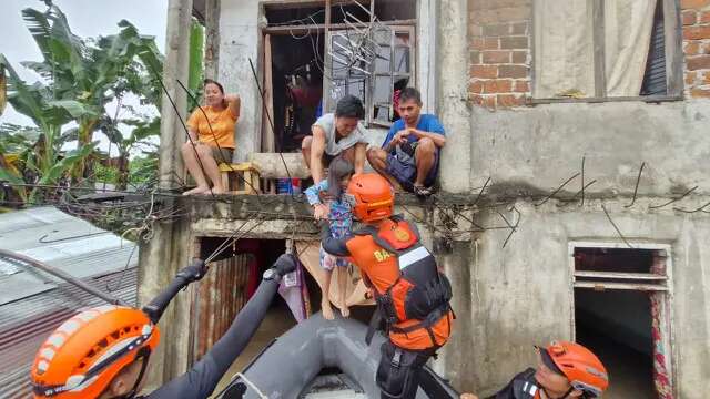 Basarnas Evakuasi Puluhan Warga yang Terjebak Banjir di Manado