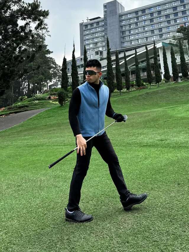 6 Potret Saaih Halilintar Main Golf di Berbagai Negara, dari Bandung hingga Royal Greens J...