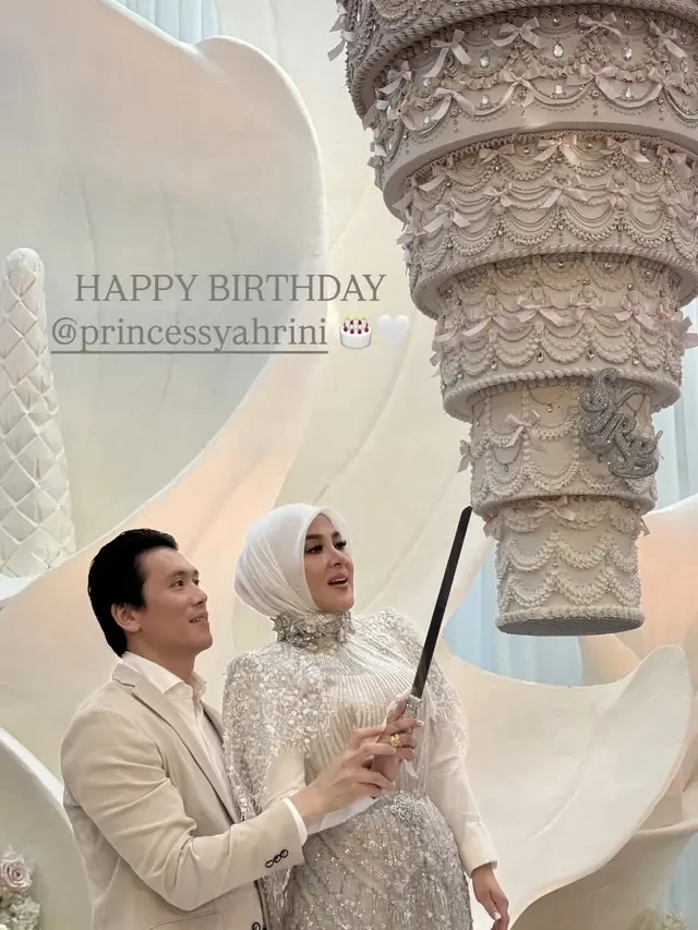 Deretan Kado Ultah Syahrini, Penuh Kiriman Bunga dan Barang Branded