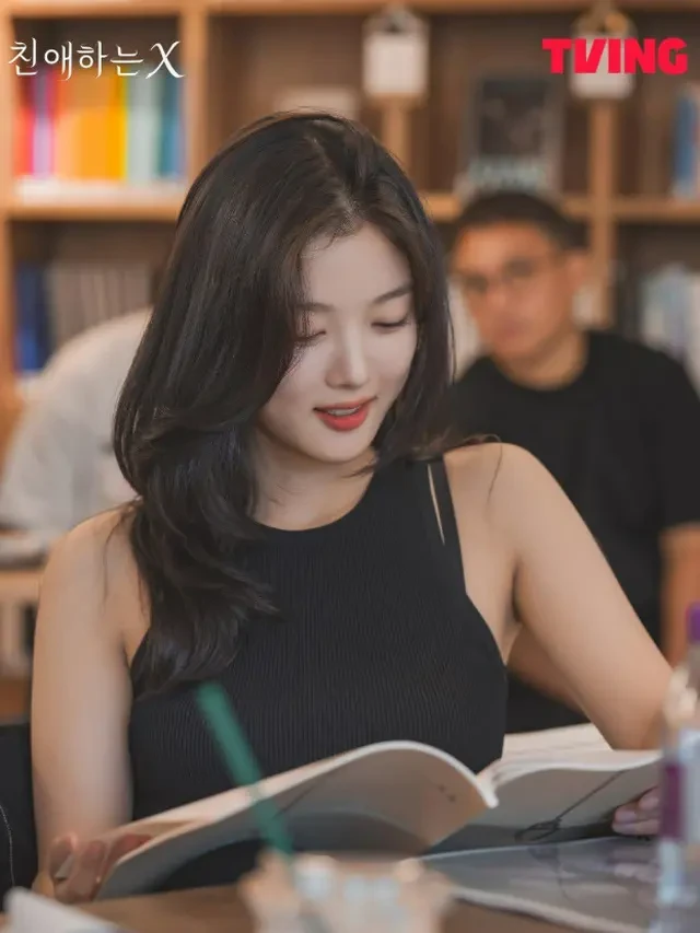 Kim Yoo Jung dan Kim Do Hoon Bantah Rumor Kencan Usai Perjalanan ke Vietnam