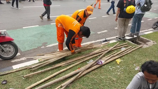 Pasukan Orange Pungut Bambu Bekas Bendera, Ini Alasannya