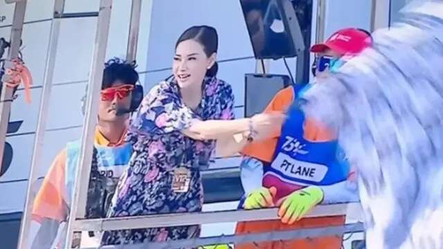 Pesona Maia Estianty Pakai Dress Floral Saat Kibarkan Bendera 'Finish' di MotoGP Mandalika...