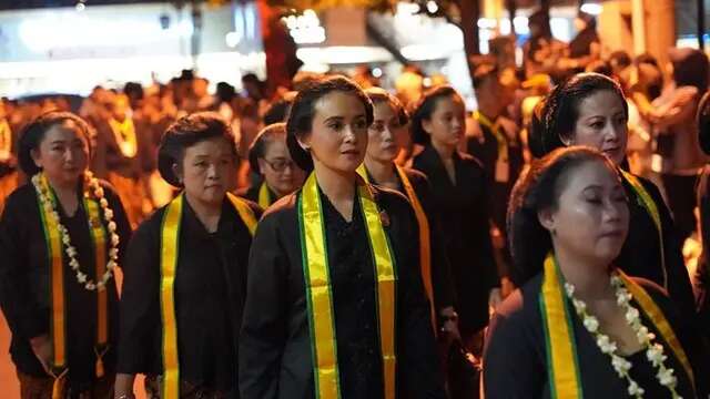 7 Potret Ayushita Ikut Kirab Malam 1 Suro di Puro Mangkunegaran, Tampil Berkebaya