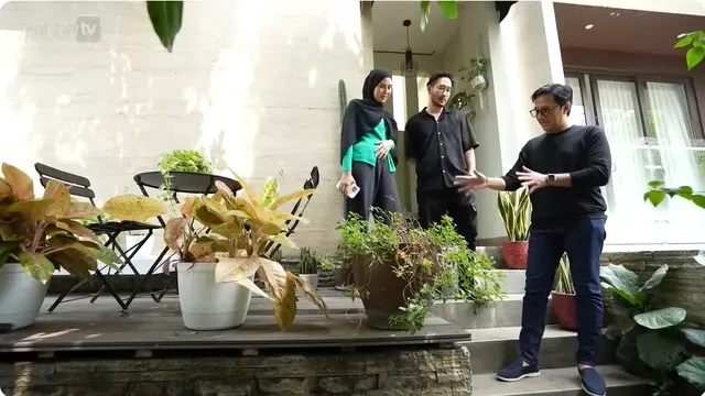 6 Potret Area Taman Rumah Syahnaz Sadiqah, Estetika Tropis ala Vila Bali