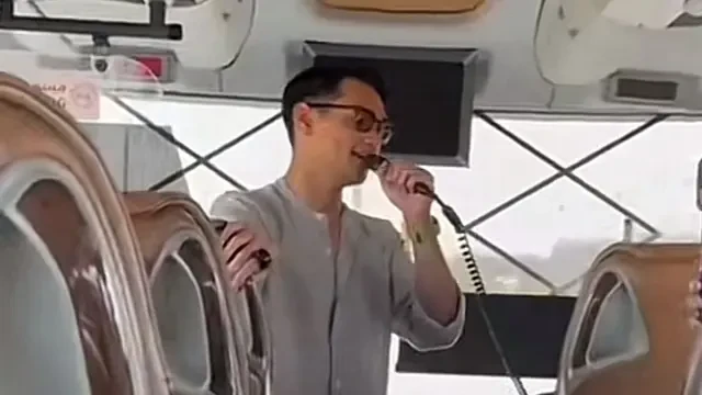 Momen Afgan Hibur Rombongan Haji di Bus, Nyanyi Lagu Religi dengan Mic Seadanya