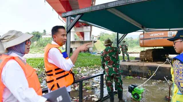 Sampah Mengendap Jadi Kendala Pembersihan Sungai Anak Citarum di Kabupaten Bandung Barat