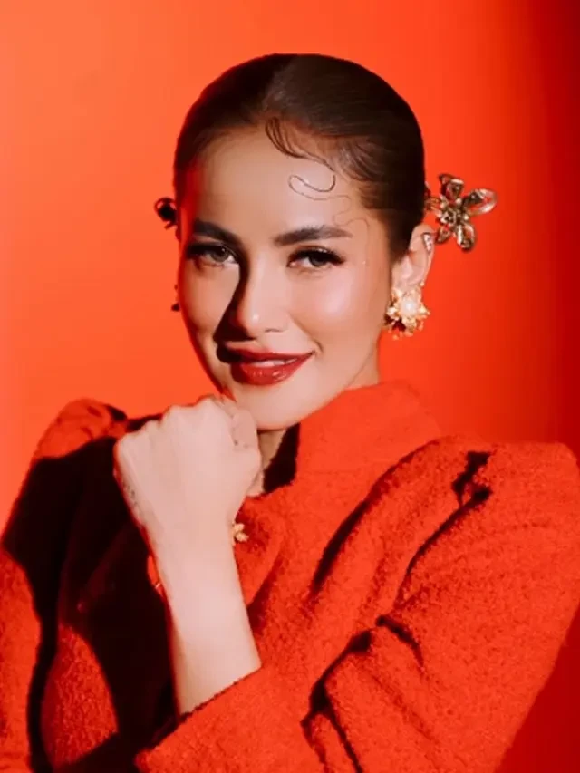 Gaya Olla Ramlan dengan Kebaya Ekor Panjang Nuansa Merah Putih Peringati HUT RI ke-80