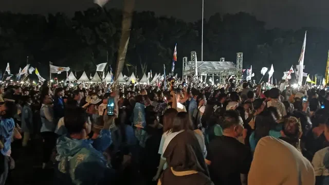 Pekik I Yayat U Santi, Prabowo Hipnotis Puluhan Ribu Warga Sulut di Tengah Hujan Deras