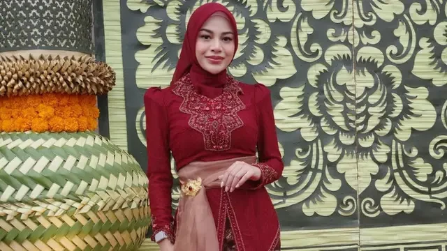 7 Potret Aurel Hermansyah Pakai Kebaya Bali Hijab, Tampil Langsing dengan Berat 49 Kg