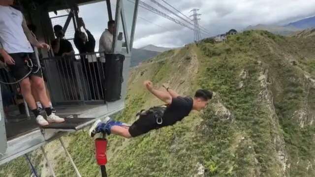 4 Potret Boy William Pacu Adrenalin dengan Bungee Jumping Ekstrem Tertinggi di New Zealand...