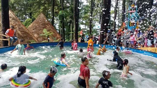 Sensasi Hujan Salju di Objek Wisata Pegunungan Muria, Yuk Piknik di Sini