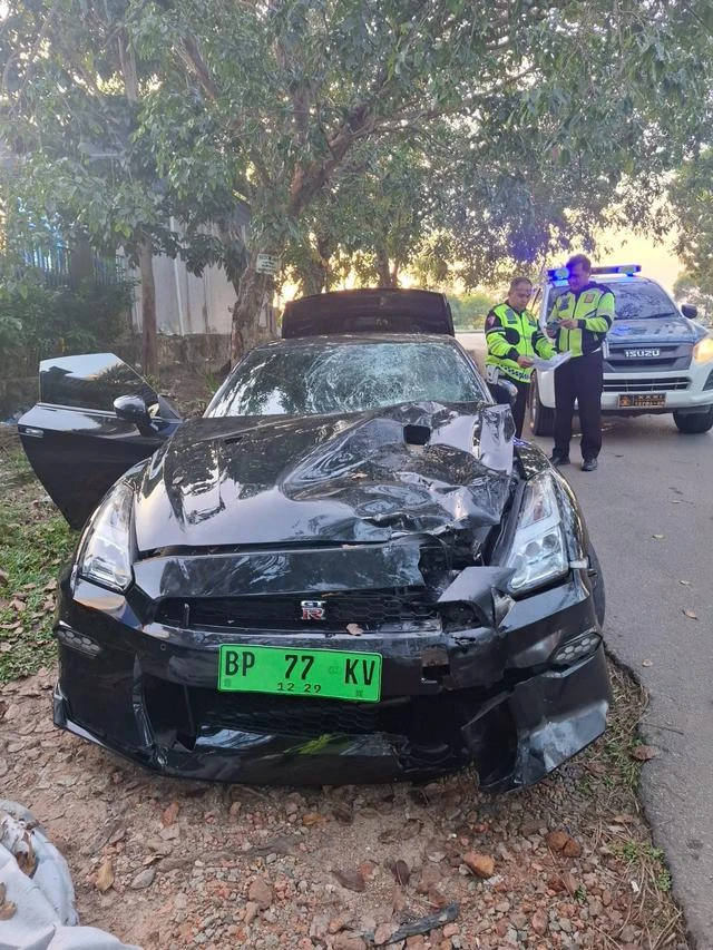 CCTV Ungkap Detik-Detik Nissan GT-R di Batam Ngebut, Korban Terpental 150 Meter