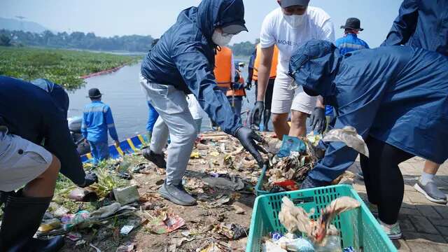 Peduli Lingkungan, Perusahaan Komestik Korea Bersihkan Sampah Sungai Citarum