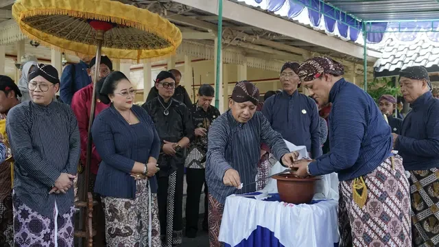 Lestarikan Budaya Jawa, Bangsal Sewokoprojo Gelar Tradisi Penyucian Pusaka